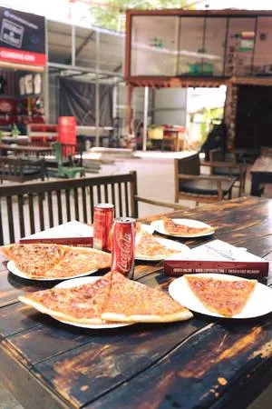 alt text: Món pizza tại Espy Pizza