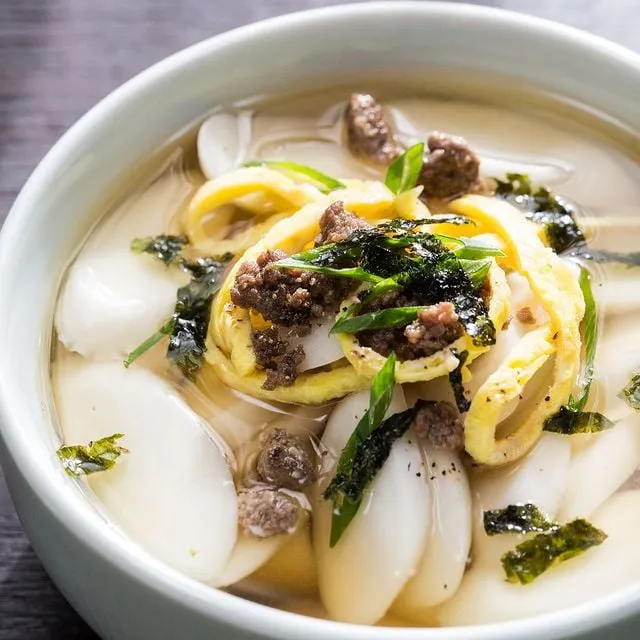 alt text: Món Tteokguk truyền thống trong ngày Tết Seollal