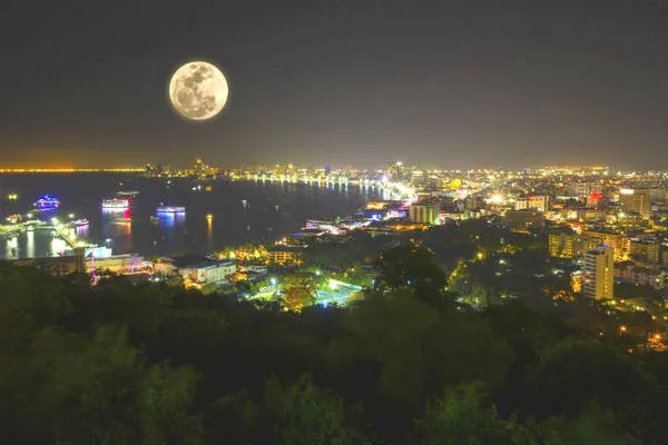 alt text: Moon Bar trên tầng thượng khách sạn Banyan Tree Bangkok là địa điểm lý tưởng để ngắm hoàng hôn và chụp ảnh toàn cảnh thành phố. Ảnh: Skyscanner
