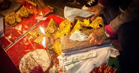 Alt text: Một bà đồng đang thực hiện nghi lễ Trừng phạt Kẻ xấu tại Hong Kong.