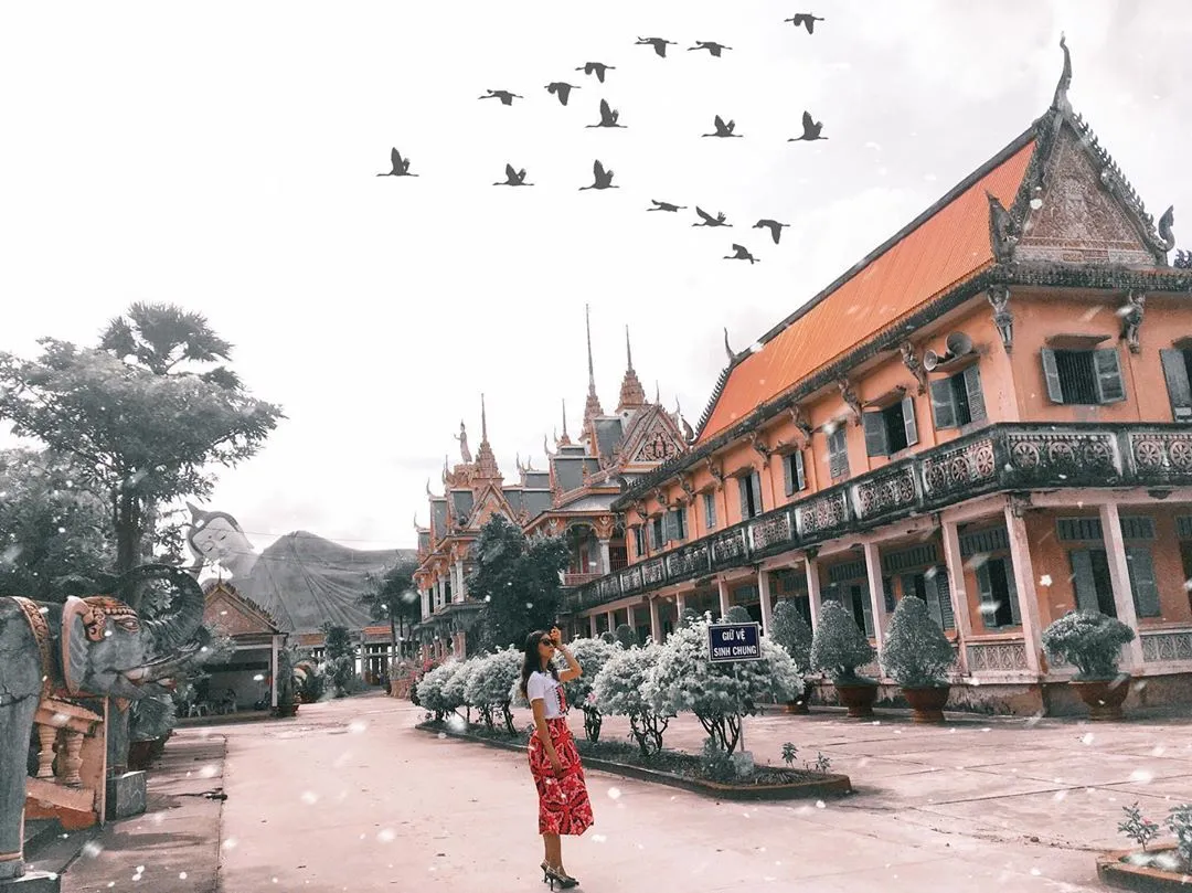 alt text: Một góc khác của bảo tháp chùa Som Rong Sóc Trăng