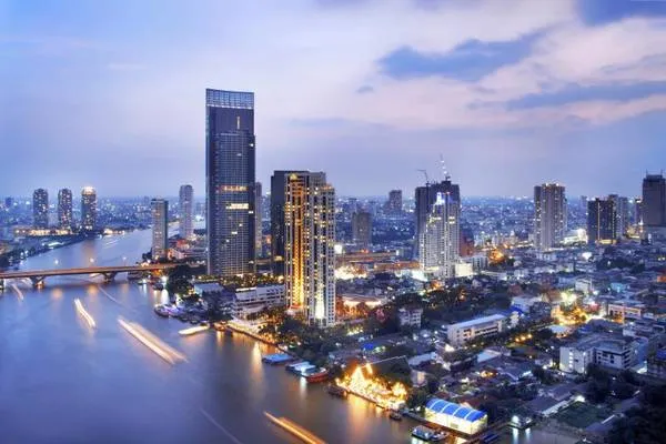 Alt text: Mua sắm đồ điện tử tại Pantip Plaza