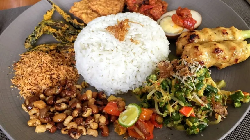 alt text: Nasi Campur - món cơm trộn đặc trưng của Indonesia
