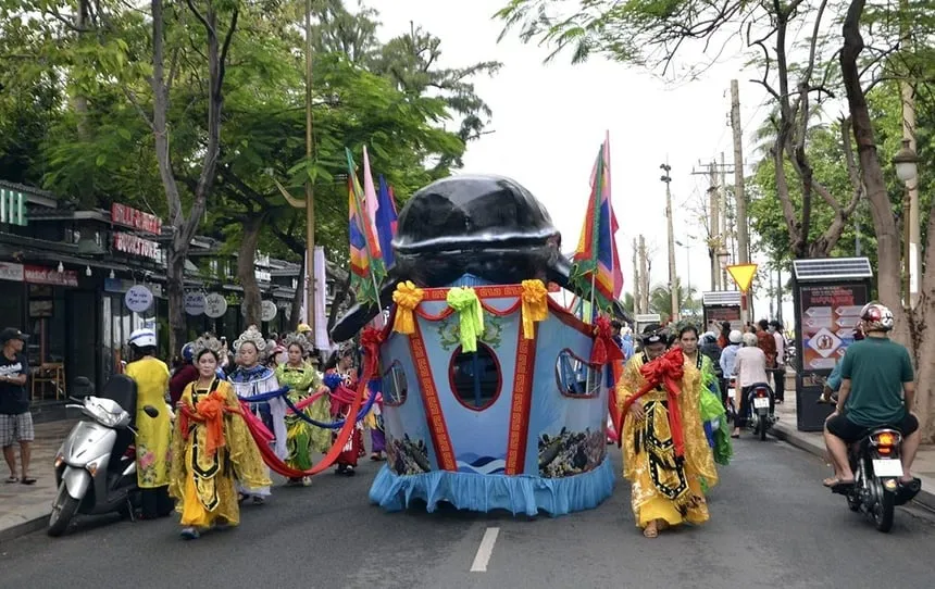 alt text: Nghi lễ rước cá Ông trong lễ hội Nghinh Ông đình Thắng Tam. 
