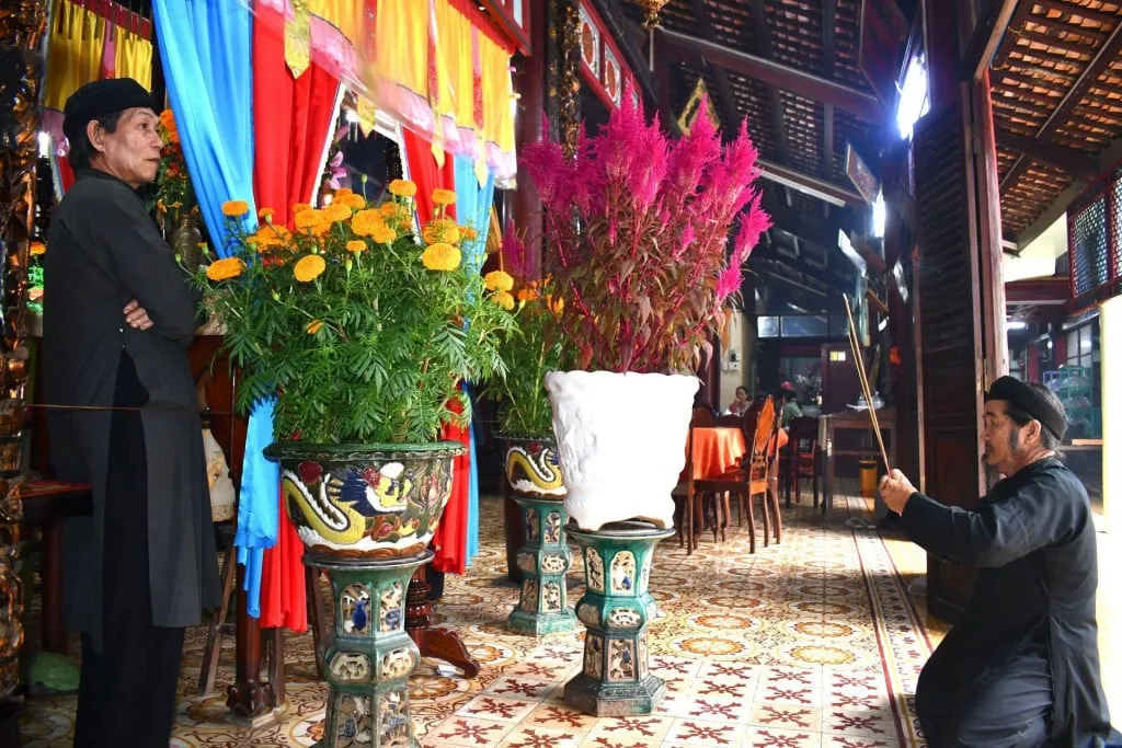 alt text: Nghi thức cúng lễ trong lễ hội Trùng Cửu tại đảo Long Sơn. 