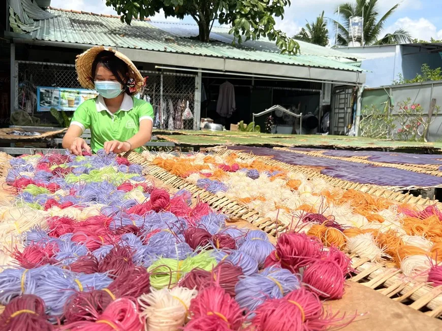 alt text: Người dân đang làm hủ tiếu nhiều màu tại Cần Thơ