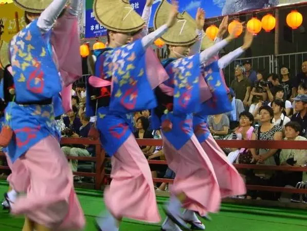 alt text: Người dân tham gia điệu múa Bon Odori trong lễ hội Obon