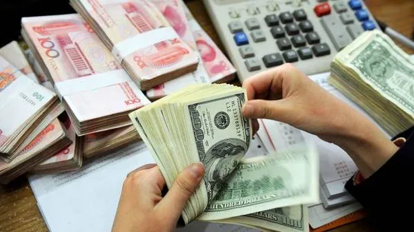 alt text: Người phụ nữ đang xem bản đồ trong chuyến du lịch