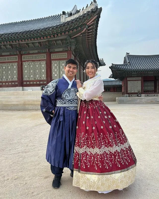 alt text: Người phụ nữ Hàn Quốc mặc Hanbok truyền thống