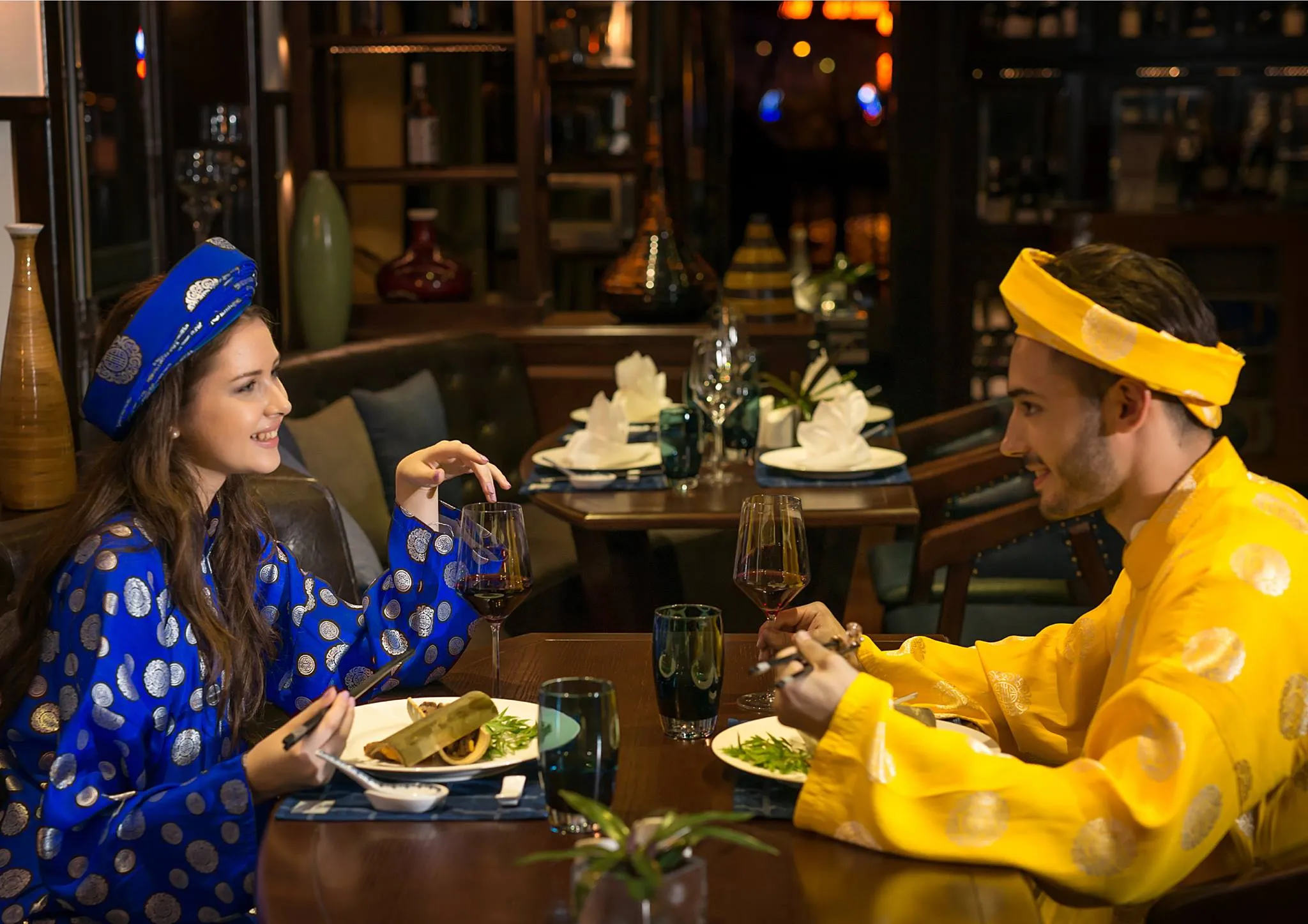 alt text: Nhà hàng sang trọng trên du thuyền Paradise Luxury Cruise