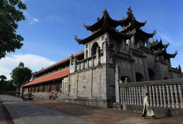 Alt text: Nhà thờ đá Phát Diệm với kiến trúc độc đáo kết hợp giữa phong cách Á Đông và châu Âu, tạo nên một công trình kiến trúc tôn giáo đặc sắc.