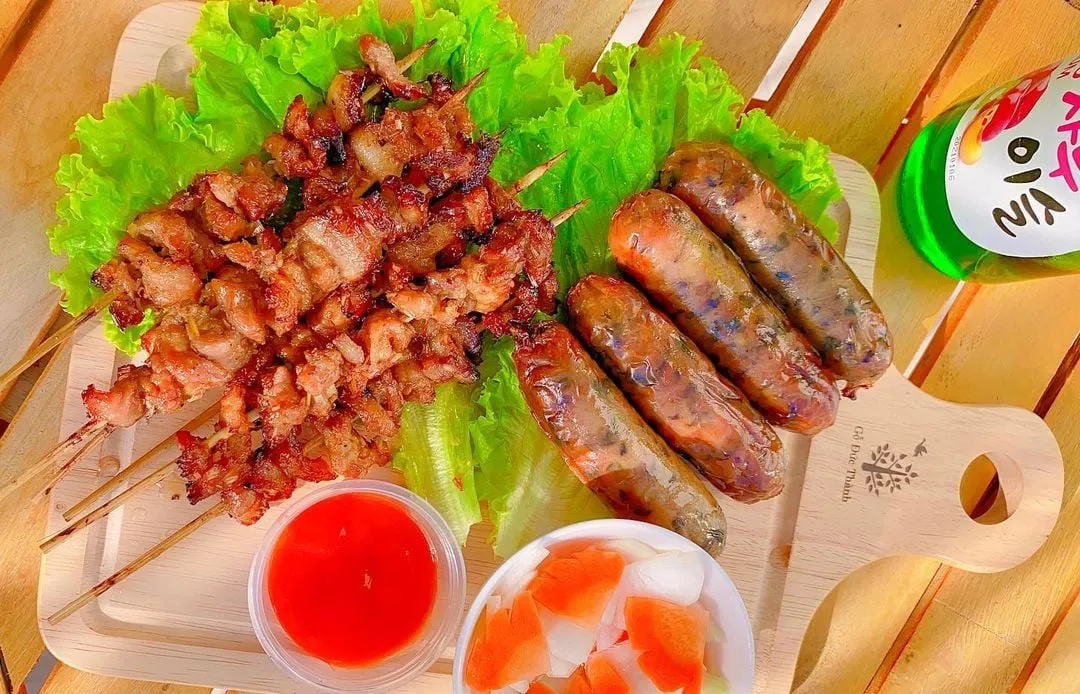 alt text: Những xiên thịt nướng thơm phức trên bếp than