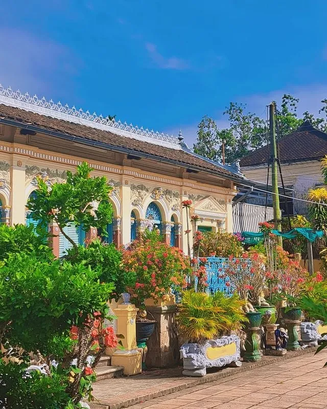 alt text: Nội thất bên trong nhà cổ Bình Thủy với không gian ấm cúng, trang trí bằng các đồ vật cổ xưa