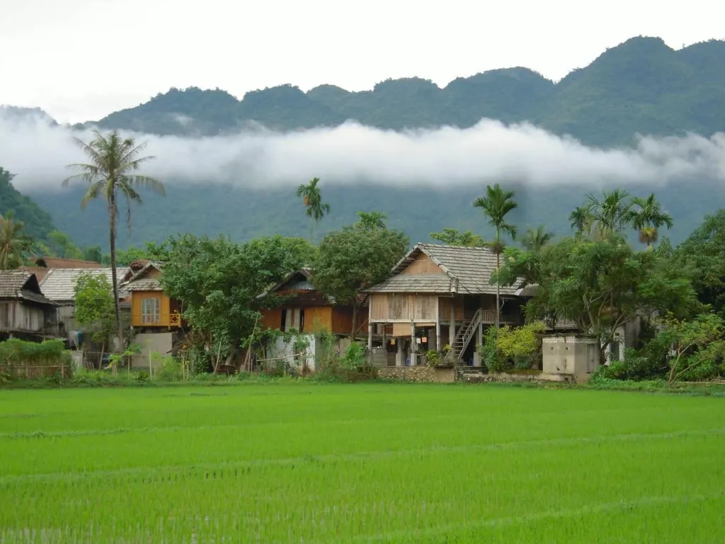 alt text: Nội thất nhà sàn Tây Bắc với không gian sinh hoạt chung rộng rãi