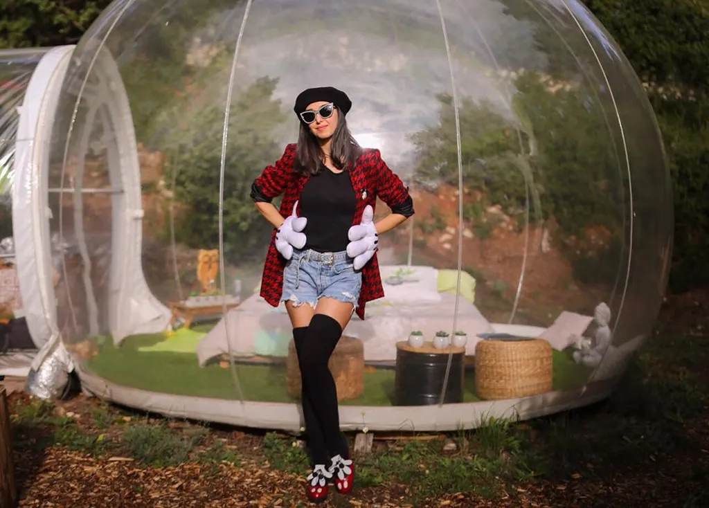alt text:  Nội thất phòng Zen Bubble tại Attrap'Rêves được thiết kế theo phong cách Nhật Bản với giường ngủ thấp và sàn gỗ