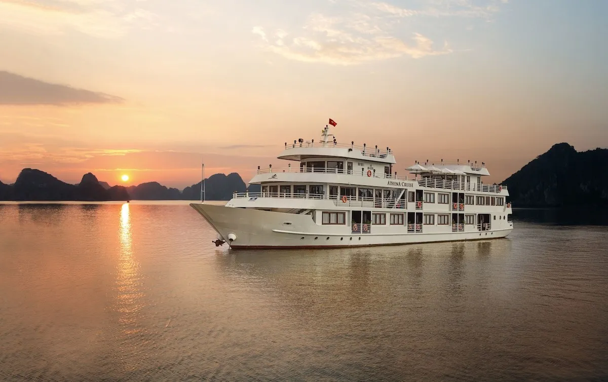 alt text: Nội thất sang trọng bên trong du thuyền Athena Luxury Hạ Long