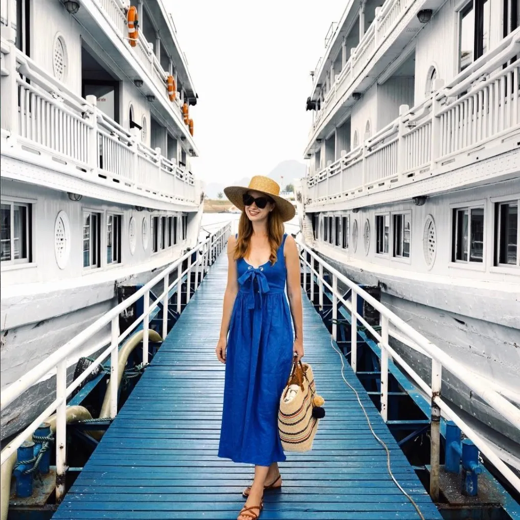 alt text: Nội thất sang trọng bên trong du thuyền Paradise Luxury Cruise