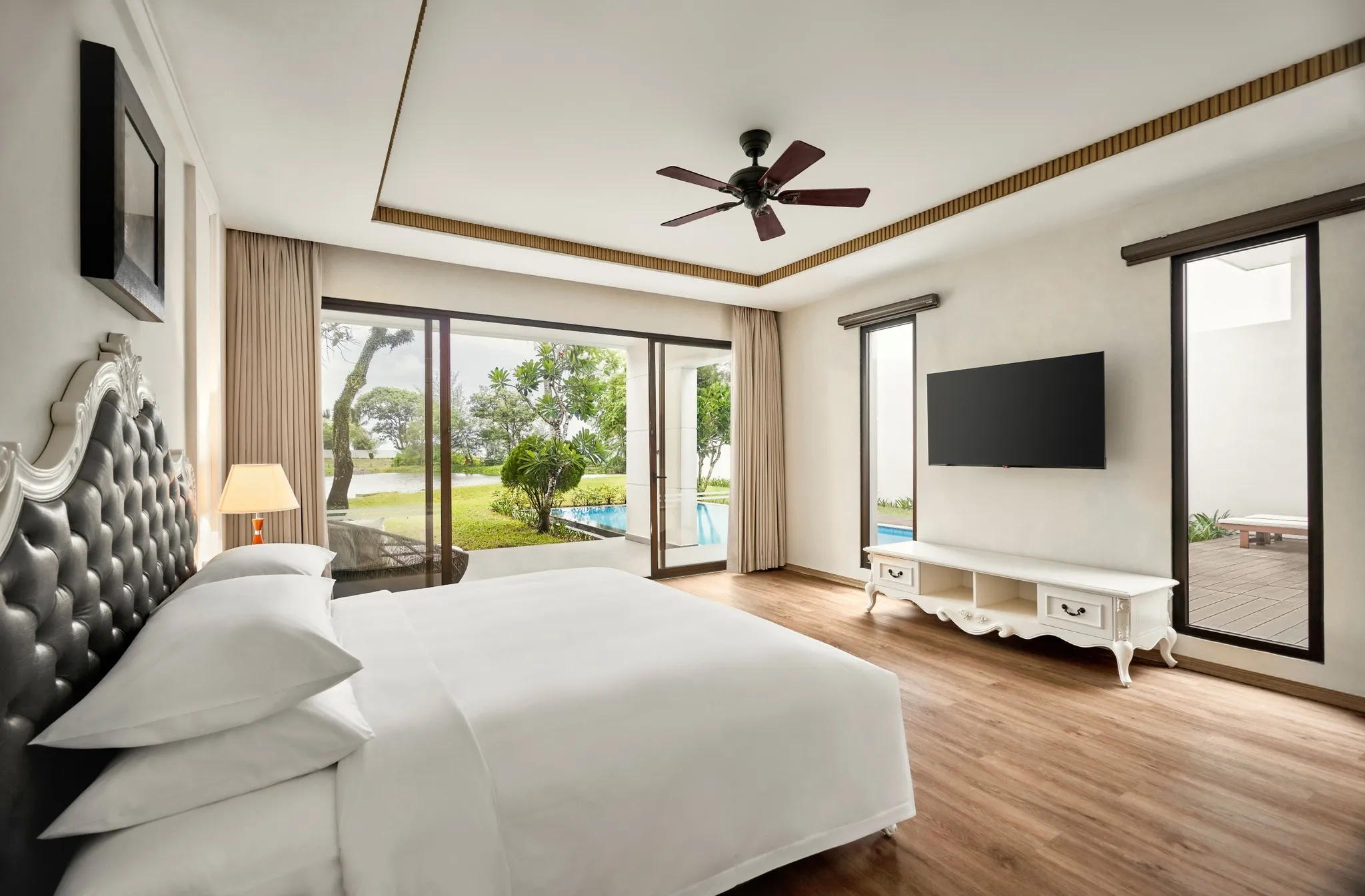 alt text: Nội thất sang trọng của phòng nghỉ tại Sheraton Phú Quốc