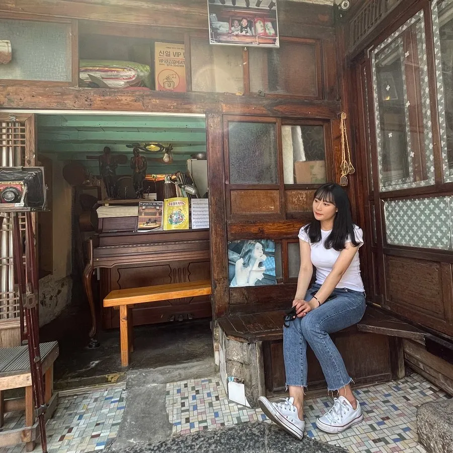 alt text: Nữ ca sĩ IU chụp ảnh tại hiệu sách Dae-oh