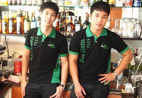 alt text: Phố cổ Chiang Mai về đêm với ánh đèn lung linh