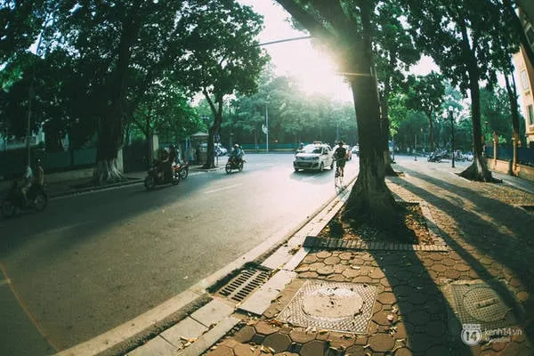 alt text: Phố cổ Hà Nội nhộn nhịp với dòng người qua lại