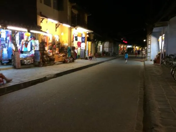 alt text: Phố cổ Hội An vắng lặng