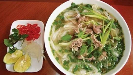 alt text: Phở Hà Nội nghi ngút khói