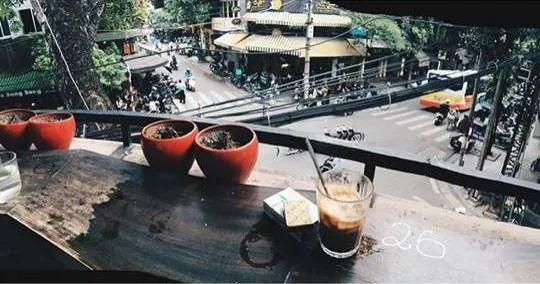 alt text: Phố Hàng Mã lung linh sắc màu ngày Tết
