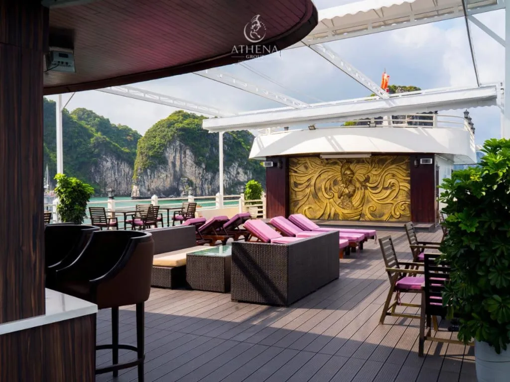 alt text: Phòng nghỉ sang trọng với ban công riêng trên du thuyền Athena Luxury