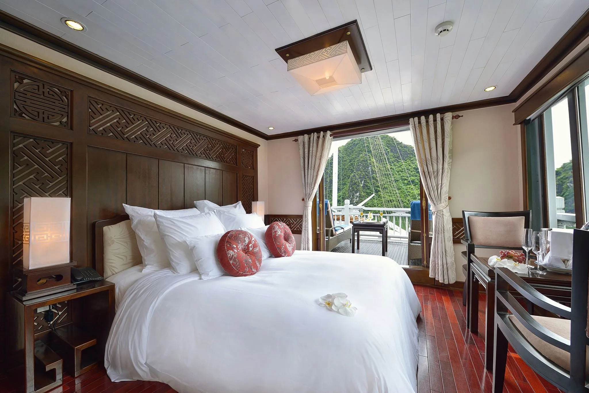 alt text: Phòng ngủ sang trọng trên du thuyền Paradise Luxury Cruise