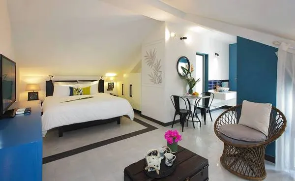 Alt text: Phòng tắm hiện đại tại Maison Vy Hội An