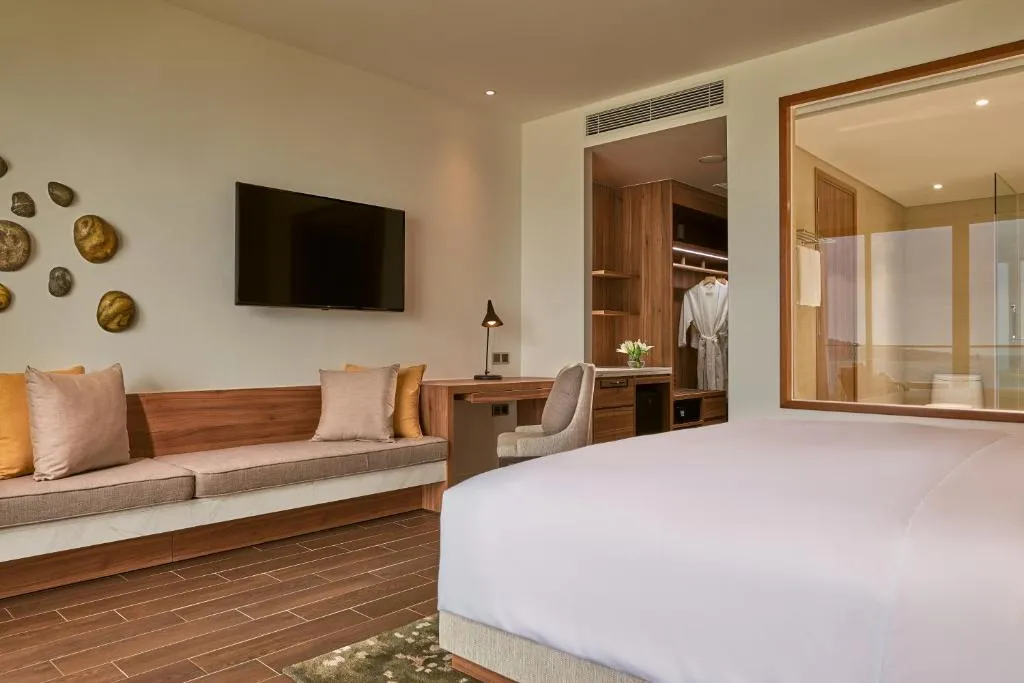 alt text: Phòng tắm sang trọng tại Movenpick Waverly Phú Quốc