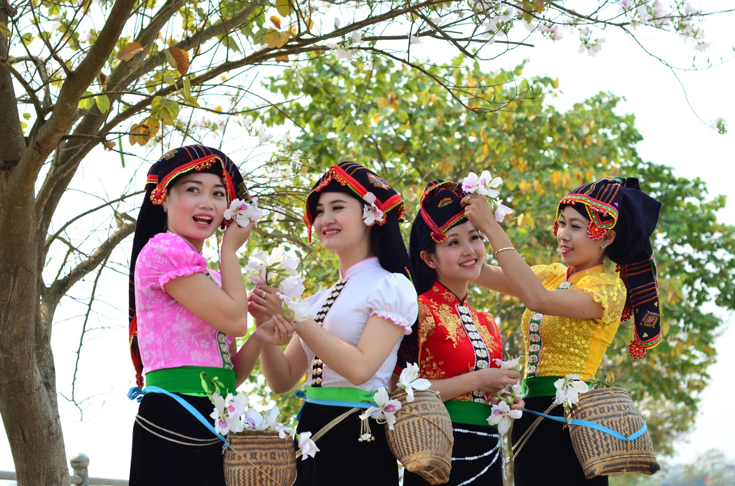 Alt text: Phụ nữ dân tộc Thái trong trang phục truyền thống bên bờ hồ Pá Khoang