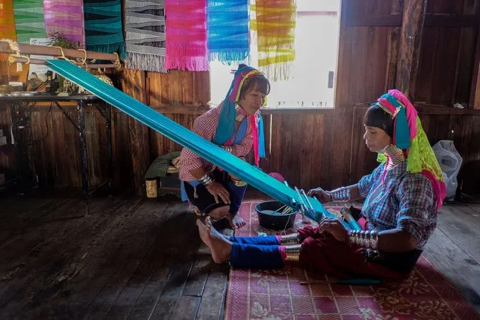 alt text: Phụ nữ Kayan ở Myanmar với những chiếc vòng đồng trên cổ