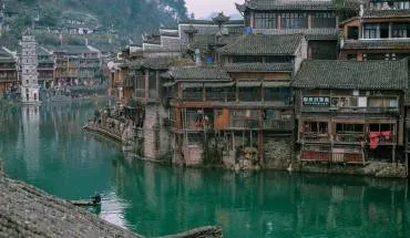 alt text: Phượng Hoàng Cổ Trấn với những ngôi nhà cổ kính ven sông