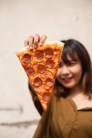 alt text: Pizza với nhiều loại topping tại Espy Pizza