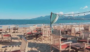 alt text: Quán cà phê view biển Quy Nhơn