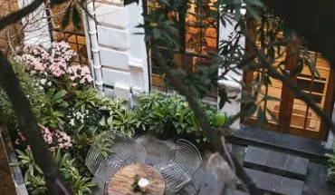 alt text: Quán cà phê yên tĩnh
