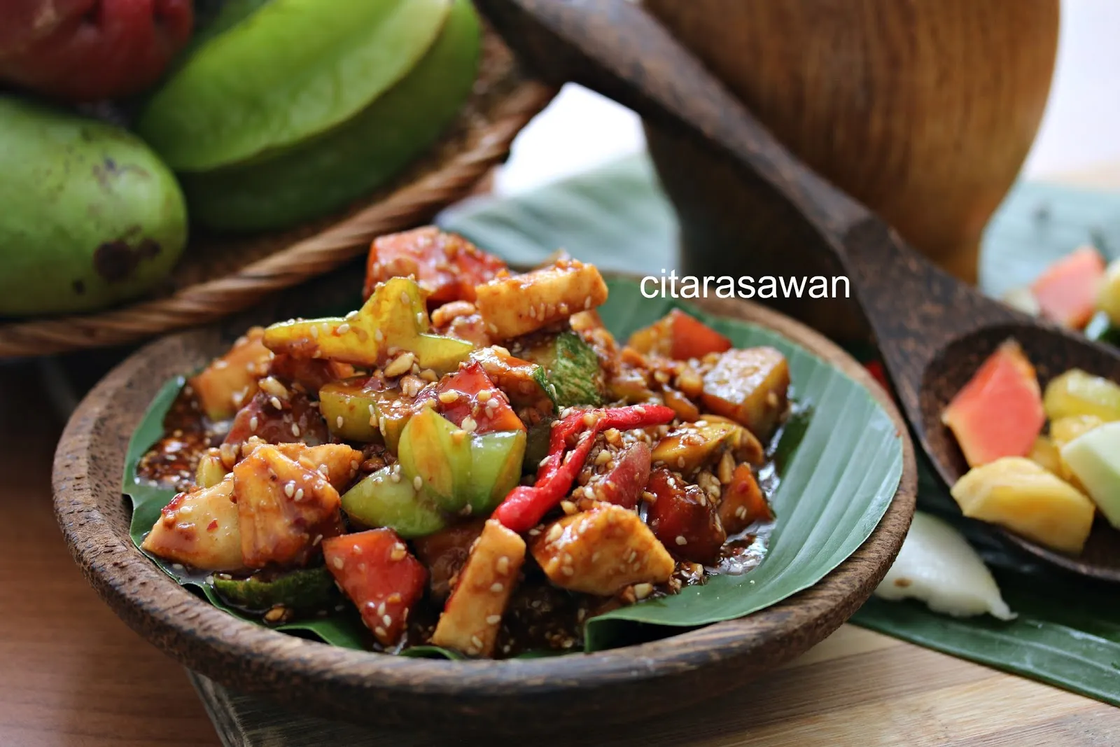 alt text: Rojak - Salad trái cây với nhiều loại trái cây tươi ngon, rưới nước sốt cay hấp dẫn.