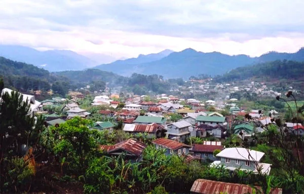 alt text: Ruộng bậc thang và những ngôi nhà truyền thống tại Sagada, Philippines