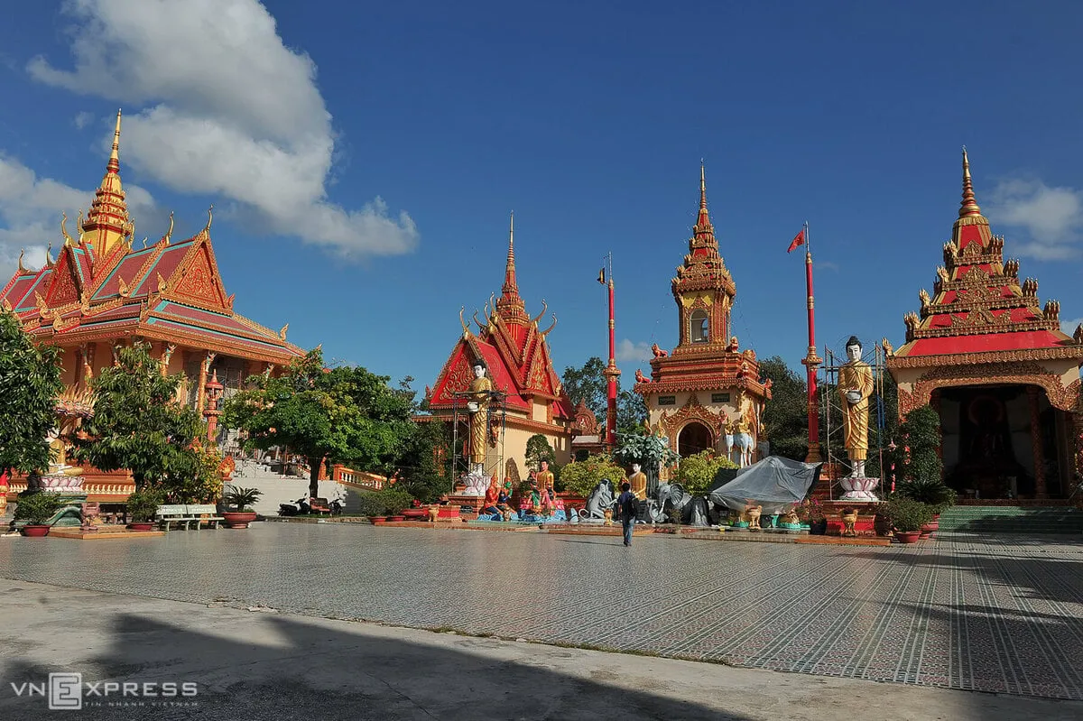 alt text: Sân chùa Xiêm Cán rộng rãi, thoáng đãng với nhiều cây xanh.