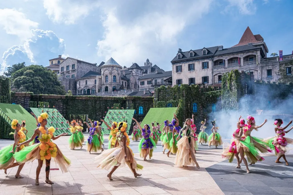 alt text: Sân khấu hoành tráng của show diễn Fairy Blossom tại Sun World Bà Nà Hills