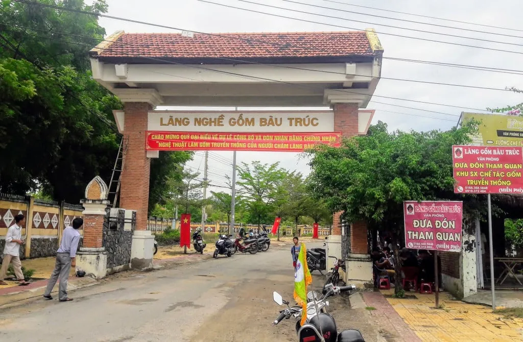 alt text: Sản phẩm gốm Bàu Trúc được trưng bày