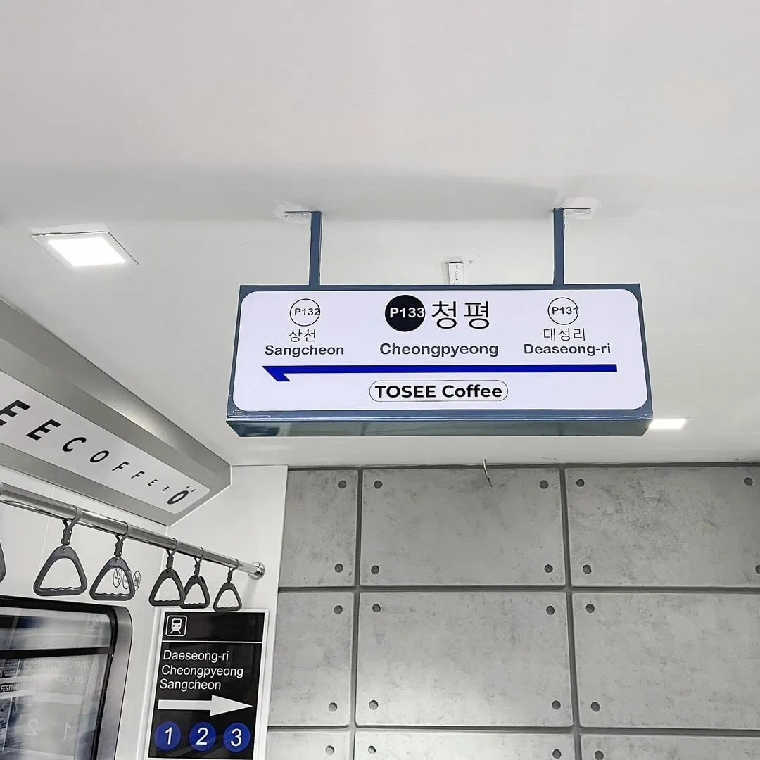 alt text: Sân thượng quán cà phê Tosee thoáng mát với cách bài trí đơn giản