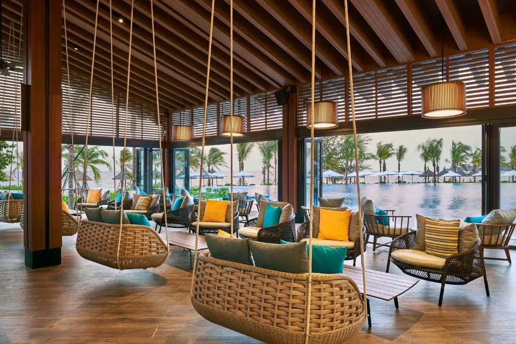 alt text: Sảnh chờ rộng rãi tại Movenpick Waverly Phú Quốc