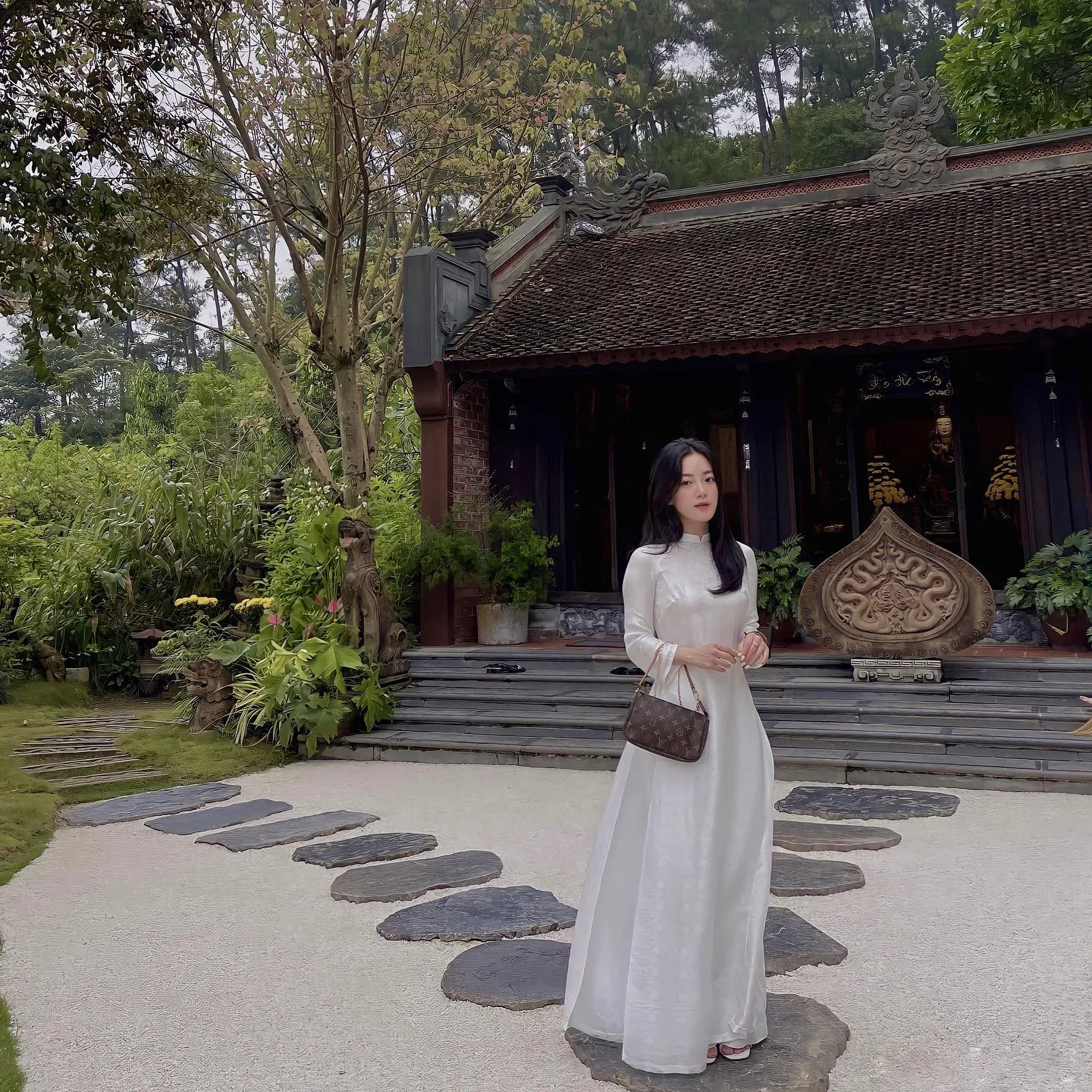 alt text: Sỏi trắng trải trong sân chùa Địa Tạng Phi Lai tạo nên không gian yên bình