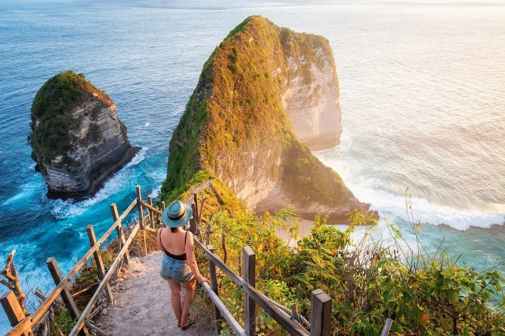 Alt text: Sống lưng khủng long Kelingking trên đảo Nusa Penida - Bali