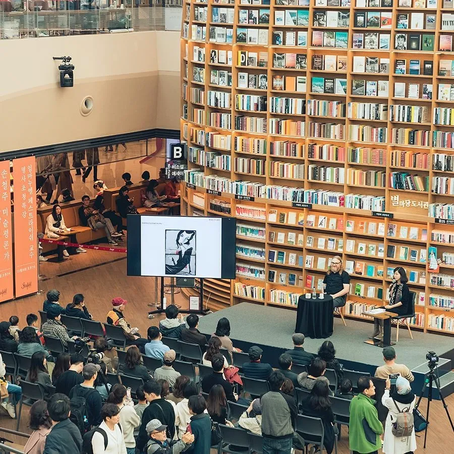 alt text:  Sự kiện diễn ra tại thư viện Starfield, Seoul