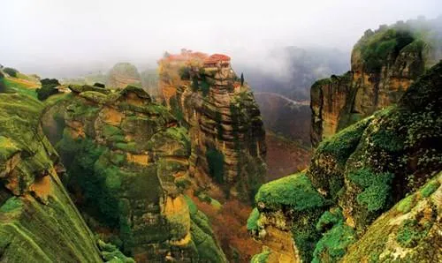 Alt text: Sương sớm bao phủ tu viện Meteora