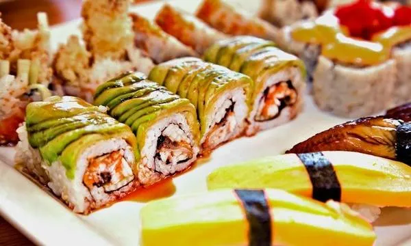 Alt text: Sushi kiểu Kyoto - Sabazushi (cá thu cuộn cơm bọc rong biển) và Hakozushi (cơm, lươn hoặc cá thu trong hộp gỗ)